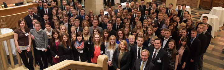 Große Gruppe junger Absolventinnen und Absolventen bei der Ehrung der Besten im Festsaal des Rathauses zu Münster